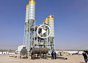 鄂爾（ěr）多斯幹（gàn）混站安裝現場藍天白雲 風沙為伴