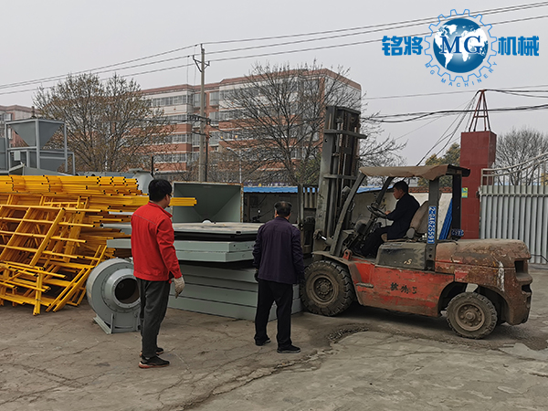 新疆（jiāng）幹粉砂漿生產線發貨（huò）裝車現場