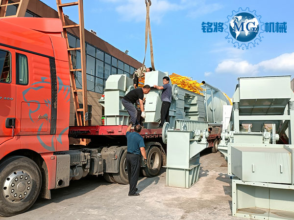 南京鱷魚集團幹粉砂漿生產（chǎn）線裝車現場