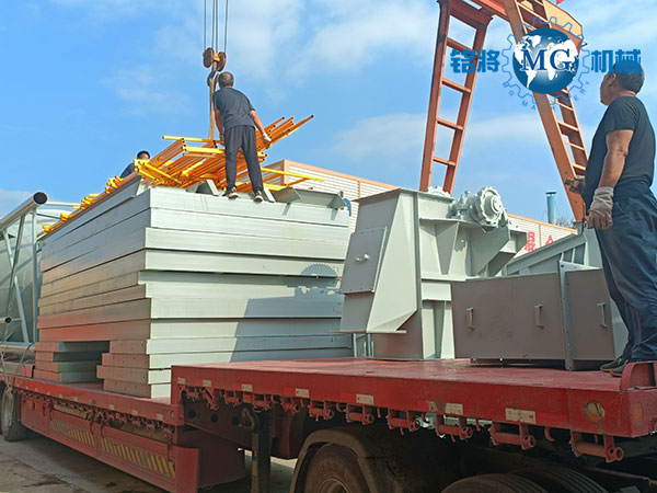 南京鱷（è）魚集團幹粉砂漿生產線裝車（chē）現場