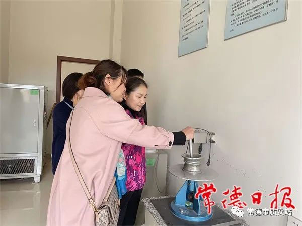 常德市采取“雙(shuāng)隨機、一公開(kāi)”,抽檢22家預拌砼、預拌砂漿生產企業 常德市(shì)采(cǎi)取“雙(shuāng)隨機、一(yī)公開”,抽檢22家預拌砼、預拌(bàn)砂漿生產企業